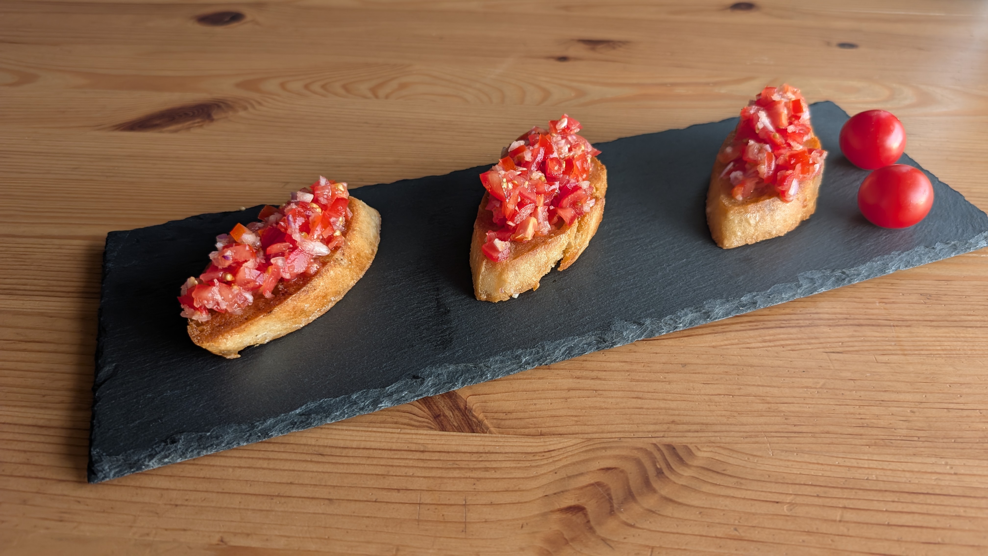 Drei Bruschetta auf einer Schieferplatte